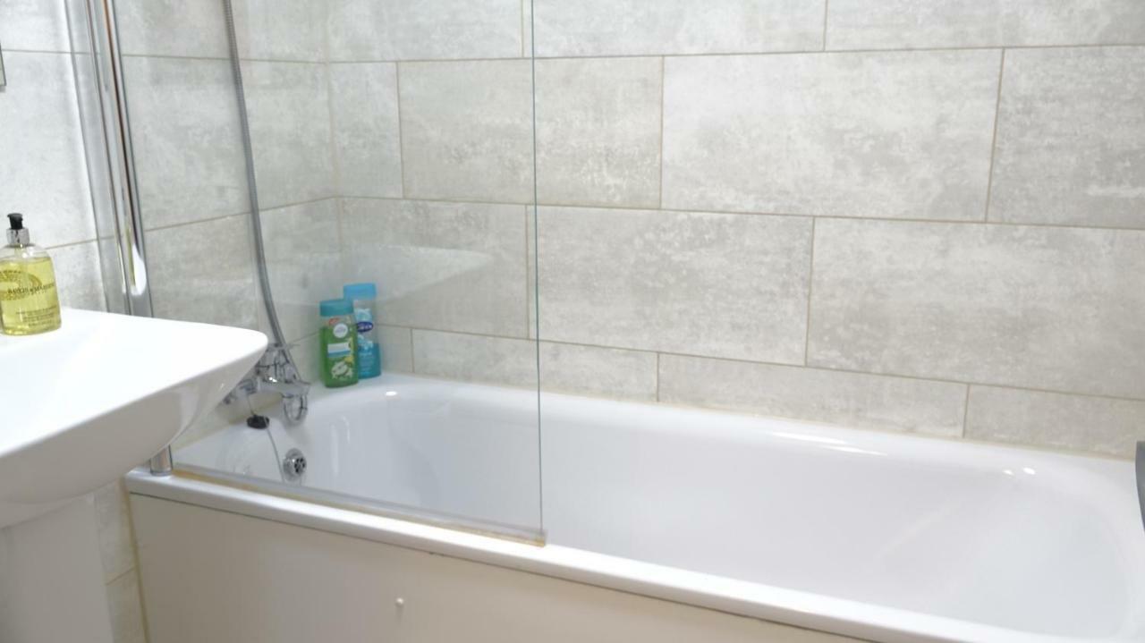 Апартаменты Luxury 2 Bed 2 Bath - Free Parking - 5Min To Airport - Sleeps 6 Ashford  Экстерьер фото