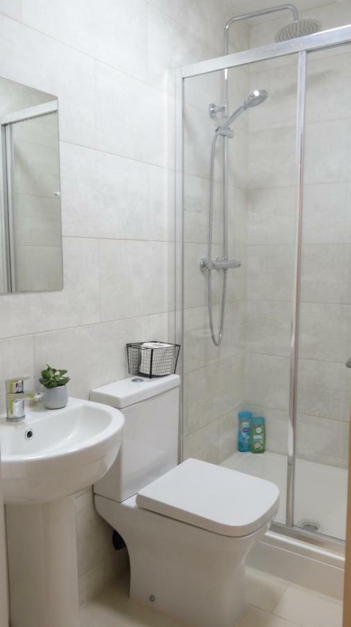 Апартаменты Luxury 2 Bed 2 Bath - Free Parking - 5Min To Airport - Sleeps 6 Ashford  Экстерьер фото