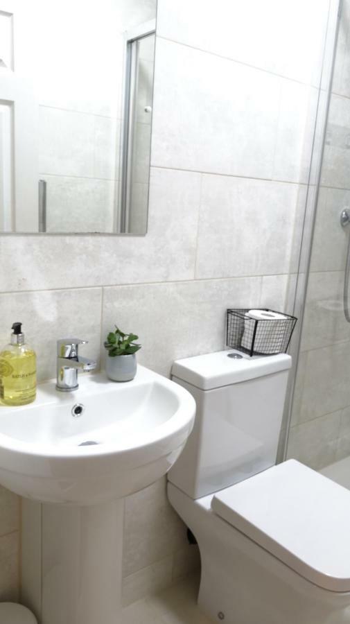 Апартаменты Luxury 2 Bed 2 Bath - Free Parking - 5Min To Airport - Sleeps 6 Ashford  Экстерьер фото